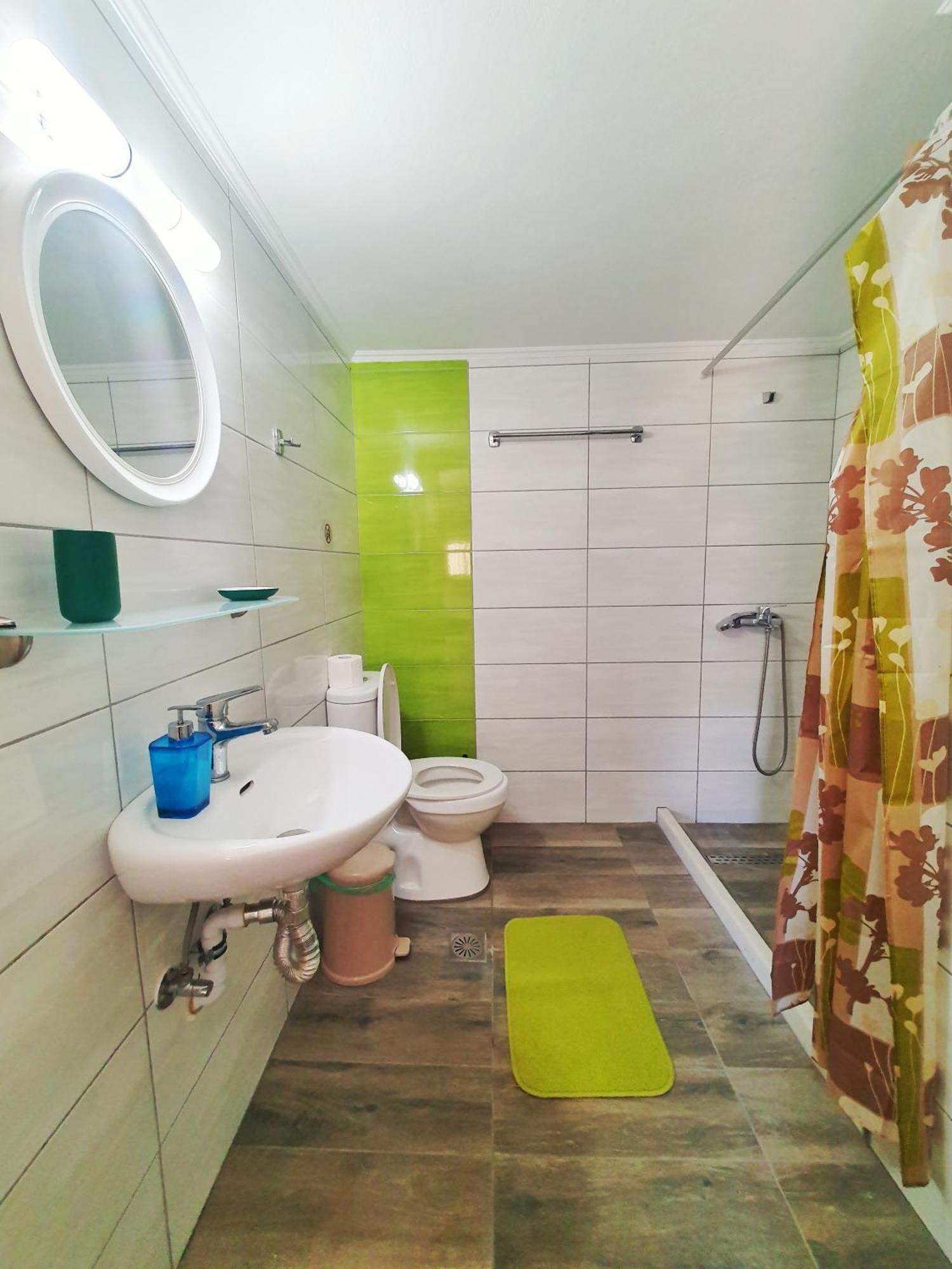 Green Studio Apartment *